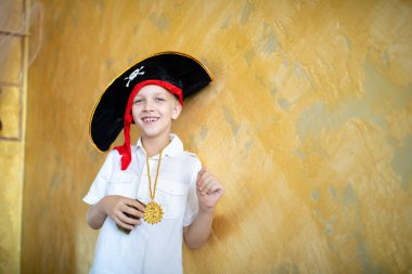 Çocuk korsan Cadılar Bayramı tatil için hazırlanıyor. Büyük korsan şapka bir geminin kaptanı, Erkek rolü bir kostüm partisi çocuk holiday adlı. Eğlenceli ve iyi bir ruh hali için duygular. Stüdyo duvar yatay banner