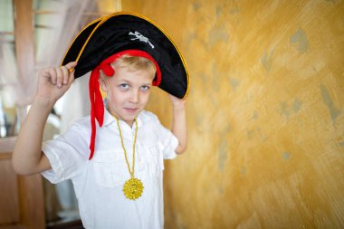 Çocuk korsan Cadılar Bayramı tatil için hazırlanıyor. Büyük korsan şapka bir geminin kaptanı, Erkek rolü bir kostüm partisi çocuk holiday adlı. Eğlenceli ve iyi bir ruh hali için duygular. Stüdyo duvar yatay banner