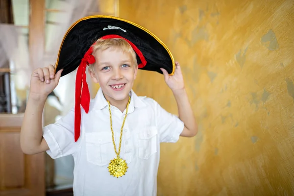 Boy Pirate Preparing Holiday Halloween Big Pirate Hat Captain Ship — Stock Photo, Image