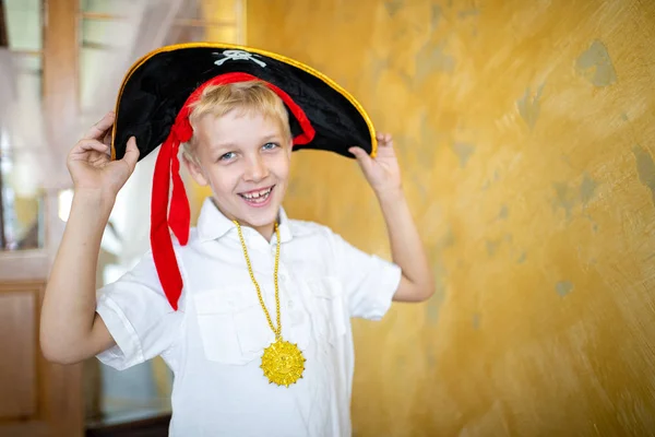 Boy Pirate Preparing Holiday Halloween Big Pirate Hat Captain Ship — Stock Photo, Image