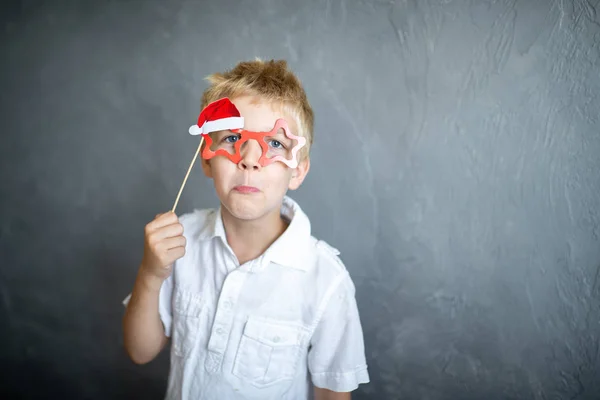 Het Nieuwe Jaar Feest Grappige Kerstman Voorbereiden Mooie Knappe Jongen — Stockfoto