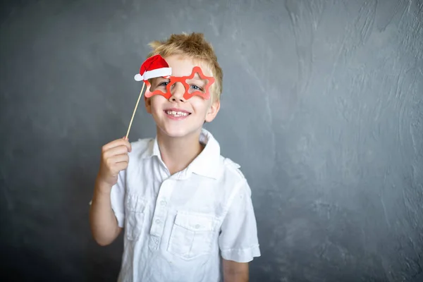 Het Nieuwe Jaar Feest Grappige Kerstman Voorbereiden Mooie Knappe Jongen — Stockfoto