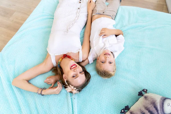 Mutter Und Sohn Liegen Auf Dem Bett Und Lachen Glückliche — Stockfoto