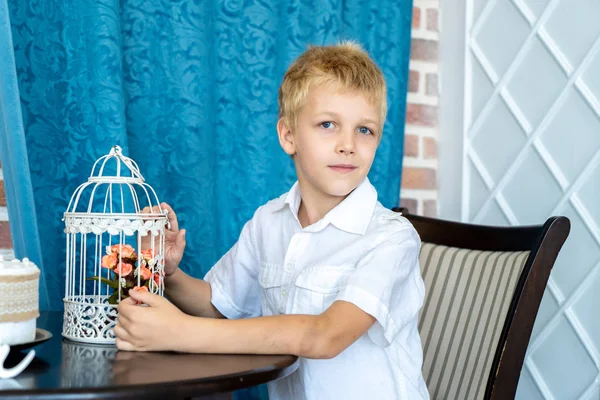 Niño Guapo Está Sentado Mesa Sonriendo Preparó Regalo Para Mamá — Foto de Stock