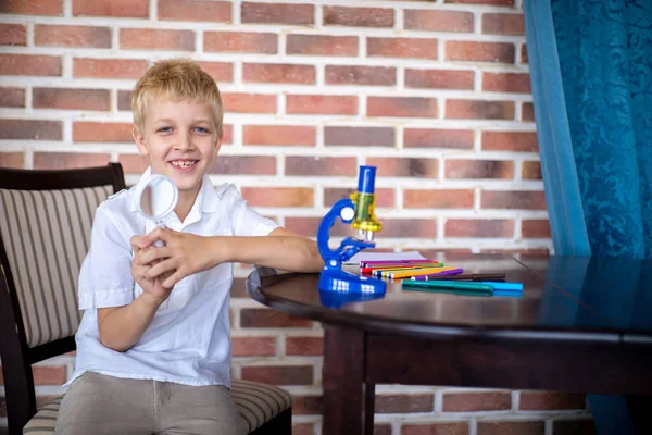 Niño Trabajando Con Microscopio Para Estudiar Microbios Concepto Amor Por — Foto de Stock