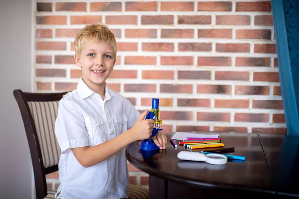 Niño Trabajando Con Microscopio Para Estudiar Microbios Concepto Amor Por — Foto de Stock