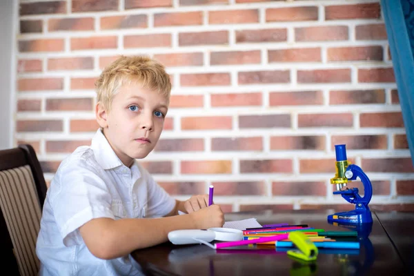 Kleine Jongen Zit Aan Tafel Krom Hij Verrast Wordt Boos — Stockfoto