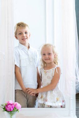 Güzel kız ve yakışıklı erkek, mükemmel aile fotoğrafı-tamam. Sevgi, destek, bakım-ecek kurtarmak bizim geleceğimiz. Aile gol, değerleri mutlu insanlar yeni bir nesil yetiştirmek. Dikey afiş, beyaz Oda