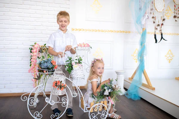 Sohn Und Tochter Weißen Zimmer Bereiten Eine Überraschung Für Die — Stockfoto