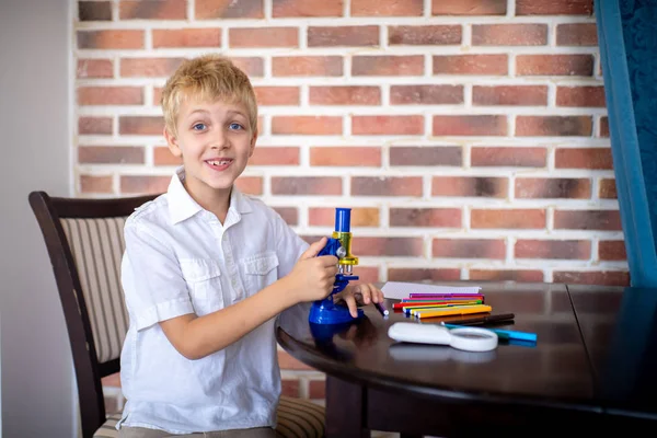 Werken Met Microscoop Voor Studie Van Microben Jongetje Liefde Van — Stockfoto