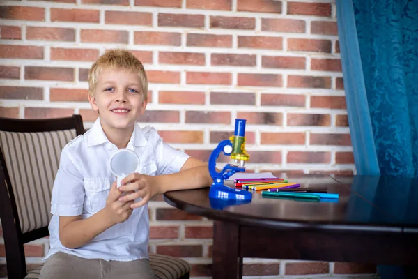 Niño Trabajando Con Microscopio Para Estudiar Microbios Concepto Amor Por — Foto de Stock