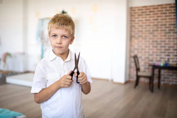 Knappe Jongen Blond Wit Haar Stijl Officiële Shortsleeved Shirt Houden — Stockfoto