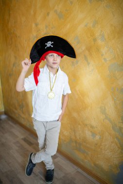 Çocuk korsan Cadılar Bayramı tatil için hazırlanıyor. Büyük korsan şapka bir geminin kaptanı, Erkek rolü bir kostüm partisi çocuk holiday adlı. Eğlenceli ve iyi bir ruh hali için duygular. Stüdyo duvar yatay banner