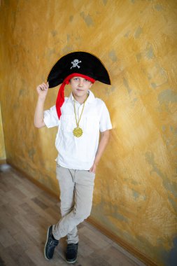 Çocuk korsan Cadılar Bayramı tatil için hazırlanıyor. Büyük korsan şapka bir geminin kaptanı, Erkek rolü bir kostüm partisi çocuk holiday adlı. Eğlenceli ve iyi bir ruh hali için duygular. Stüdyo duvar yatay banner