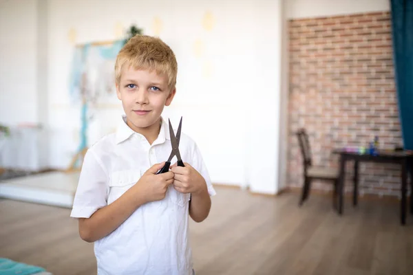 Knappe Jongen Blond Wit Haar Stijl Officiële Shortsleeved Shirt Houden — Stockfoto