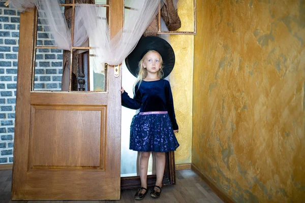 할로윈 파티에 중입니다 아기는 레이스와 드레스와 마법사 모델에 — 스톡 사진