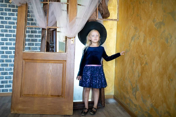 할로윈 파티에 중입니다 아기는 레이스와 드레스와 마법사 모델에 — 스톡 사진