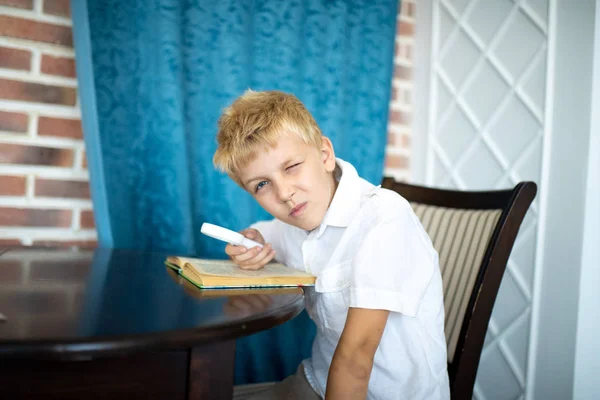 Knappe Jongen Witte Haren Een Officiële Shortsleeved Shirt Hij Zit — Stockfoto