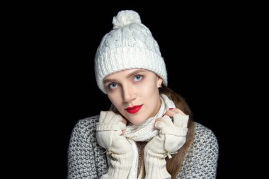 Atkı, şapka ve eldiven sıcak bir dizi güzel kız. Şık tüvit ceket gümüş rengi gri çizgileri ve hücreleri. Mükemmel kart yeni yıl ve Noel partisi için. Rahat ve konforlu giysiler