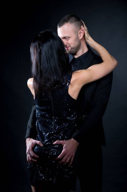 Aşık erkek ve kadın rol yapma oyunları için hazırlanıyorlar. Hakim soyunmak itaat bir ortağı baştan. Kız siyah elbisenin içinde giyinmiş iş resmi kıyafeti giyen adam. Şehvetli tarihi fikir. Tematik bdsm partisi