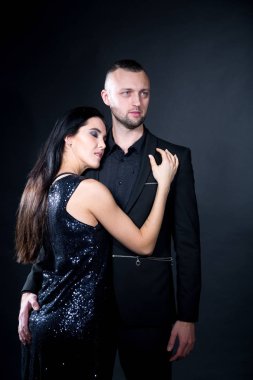 Aşık erkek ve kadın rol yapma oyunları için hazırlanıyorlar. Hakim soyunmak itaat ortağı baştan. Kız siyah elbise giymiş. Şehvetli tarihi fikir. Tematik bdsm partisi. Dikey afiş profesyonel fotoğraf