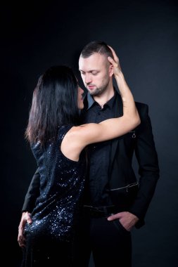 Aşık erkek ve kadın rol yapma oyunları için hazırlanıyorlar. Hakim soyunmak itaat bir ortağı baştan. Kız siyah elbise giymiş. Hafif silah boynuna sarılmak. Şehvetli tarihi fikir. Tematik bdsm partisi