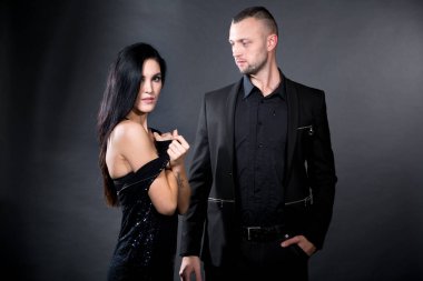 Aşık erkek ve kadın rol yapma oyunları için hazırlanıyorlar. Hakim soyunmak itaat bir ortağı baştan. Kız siyah elbise giymiş. Heyecanlı patron göğüsler baktı. Şehvetli tarihi fikir. Tematik bdsm partisi