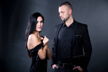 Rol yapma oyunları severler. Hakim soyunmak itaat ortağı baştan. Esmer kız parlak elbise giymiş. Karısı kocası aile yenileme ilişki. Şehvetli tarihi fikir. Tematik bdsm partisi. Yatay başlık