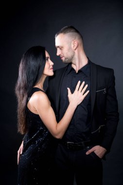 Rol yapma oyunları severler. Hakim soyunmak itaat bir ortağı baştan. Kız siyah parlak elbise giymiş. Bakışları gözleri gözleri piercing. O patron göğüs sıkıca sarılmak. Şehvetli tarihi fikir. Tematik bdsm partisi