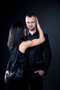 Güzellik model parlak parlak elbise giymiş