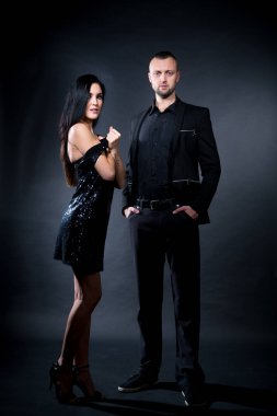 Şık bir model parlak parlak elbise giymiş