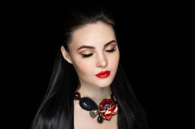 kadın büyük çiçek boncuk tasarım kolye