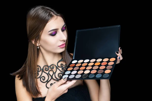 Jovem mulher bonita segurando paleta de plástico marrom sombras laranja — Fotografia de Stock