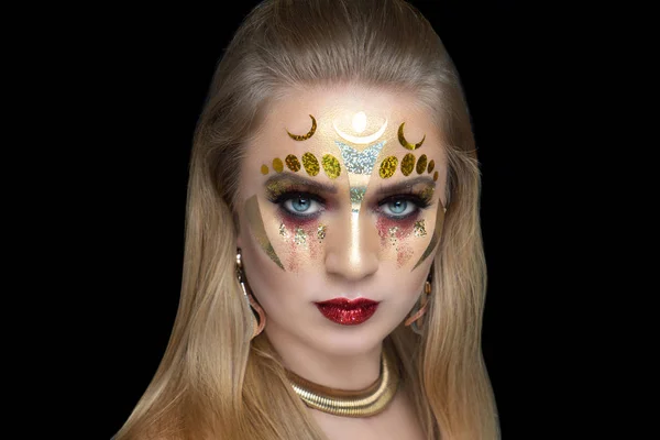 Nuevo maquillaje creativo, idea conceptual para Halloween mujer dorada — Foto de Stock