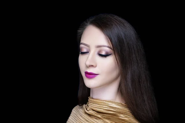 Mujer belleza luz maquillaje brillante carmesí lápiz labial —  Fotos de Stock