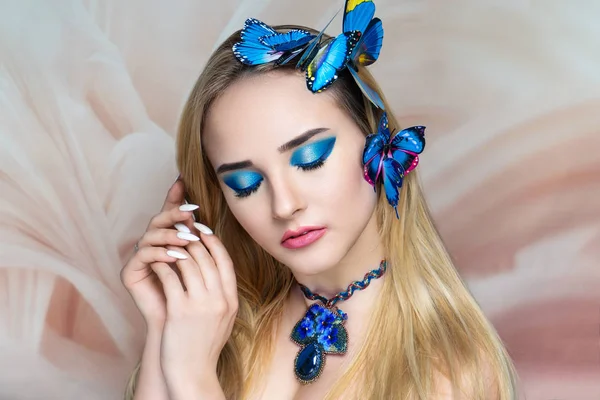 Belleza mujer collar de perlas de color azul —  Fotos de Stock
