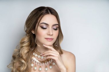 Genç güzel kız, büyük altın aksesuar kolye