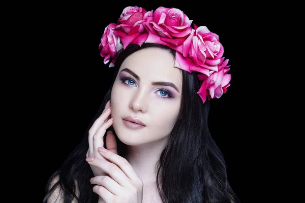Mooi meisje, massale accessoire bloemen kroon — Stockfoto