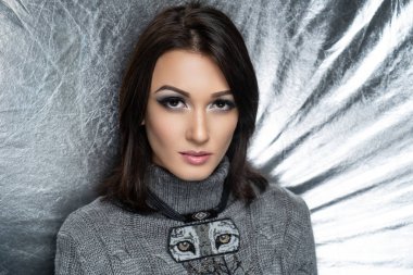 Gümüş arka plan kadın güzellik yüzü