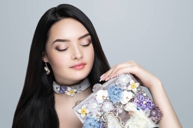 Genç güzel kız, büyük aksesuar çiçekler kolye.