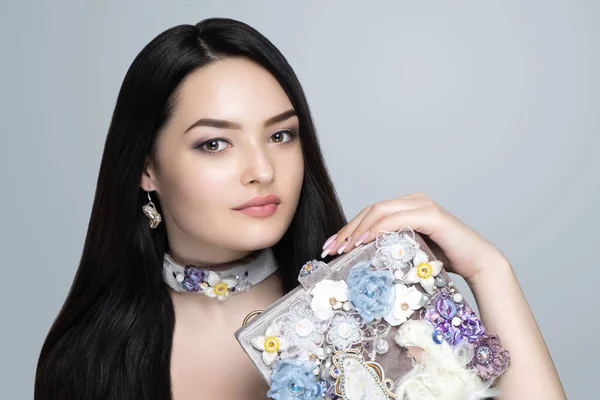 Morena mujer ojos grandes mirando la mirada — Foto de Stock