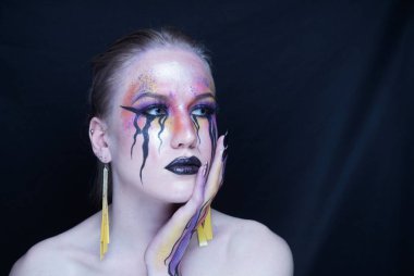 parlak makyaj, boyamor turuncu sarı çizgiler