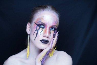 parlak makyaj, boyamor turuncu sarı çizgiler