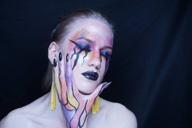 parlak makyaj, boyamor turuncu sarı çizgiler