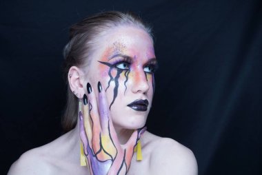 parlak makyaj, boyamor turuncu sarı çizgiler