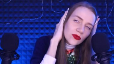 Asmr Video - zihin gevşemesi için binaural sesler, karıncalanma, zevk. Mavi ceketli genç güzel kadın, çok duygusal yüz duyguları, gülümsüyor, harikalar, tarak gibi saçına basın dolar tutar