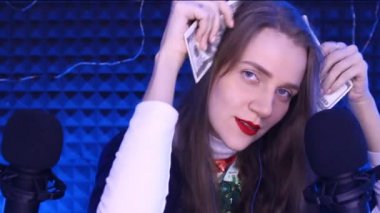 Asmr Video - zihin gevşemesi için binaural sesler, karıncalanma, zevk. Mavi ceket genç güzel kadın, yüz duyguları, gülümsüyor, harikalar, kullanımı bir tarak gibi saçında dolar tutar değiştirir.