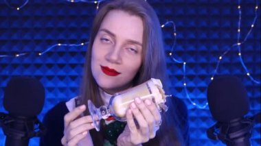 ASMR video Binaural zihin, karıncalar, zevk gevşeme için sesler. Kulaktan kulağınıza dokunarak. bir mum ile cam Goblet. Zihninde derin duygular için yeni Tetikleyiciler. Kırmızı dudaklar makyaj, mavi gözler