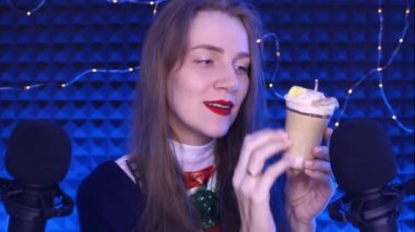ASMR video Binaural zihin, karıncalar, zevk gevşeme için sesler. Kulağımdan kulağıma tırmalıyor. Wax mum sert yüzey. Zihninde derin duygular için yeni Tetikleyiciler. Kırmızı dudaklar makyaj, arka ışıklar