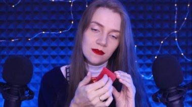 ASMR video Binaural zihin, karıncalar, zevk gevşeme için sesler. Kulaktan kulağınıza dokunarak. Wax mum kare şekil dekor. Zihninde derin duygular için yeni Tetikleyiciler. Kırmızı dudaklar makyaj, ışıklar